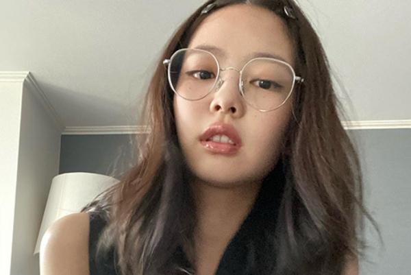 6 khoảnh khắc Jennie Black Pink chiếm dụng sân bay thành sàn diễn cây nhà lá vườn-17