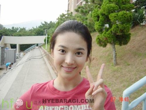 Cặp mỹ nhân Song Hye Kyo - Son Ye Jin: Ai đẹp hơn khi gột sạch son phấn?-6