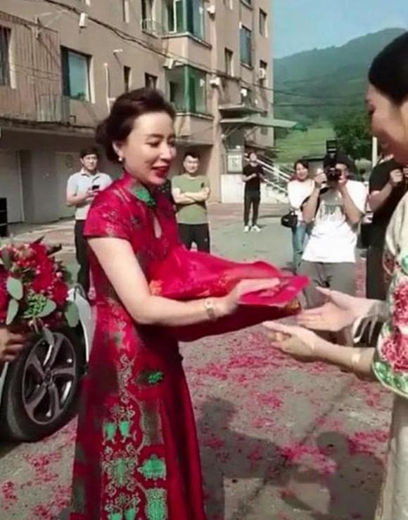 Dân mạng xôn xao hình ảnh mẹ chồng đẹp lấn át con dâu trong ngày cưới-1