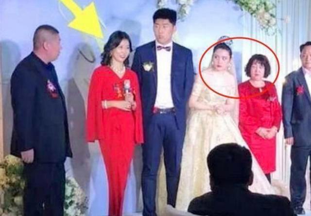 Dân mạng xôn xao hình ảnh mẹ chồng đẹp lấn át con dâu trong ngày cưới-3