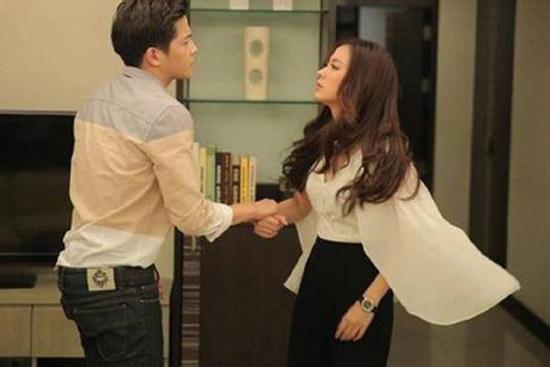 Vợ cũ tổ chức tiệc mừng tái hợp, tôi tái mặt khi giữa hôn trường phát ra âm thanh lạ