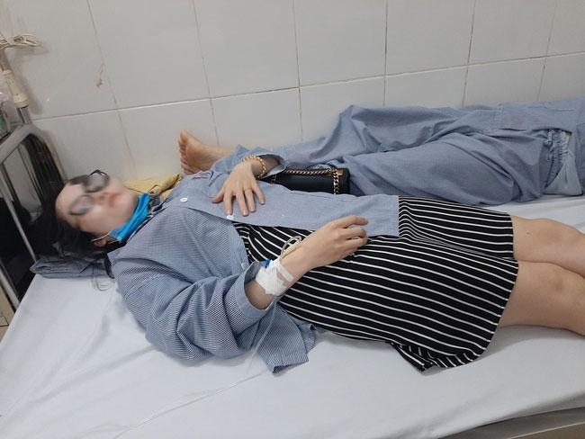 Clip: Bà chủ tiệm spa bất ngờ bị người đàn ông mặc áo chống nắng lao vào đánh tới tấp-2