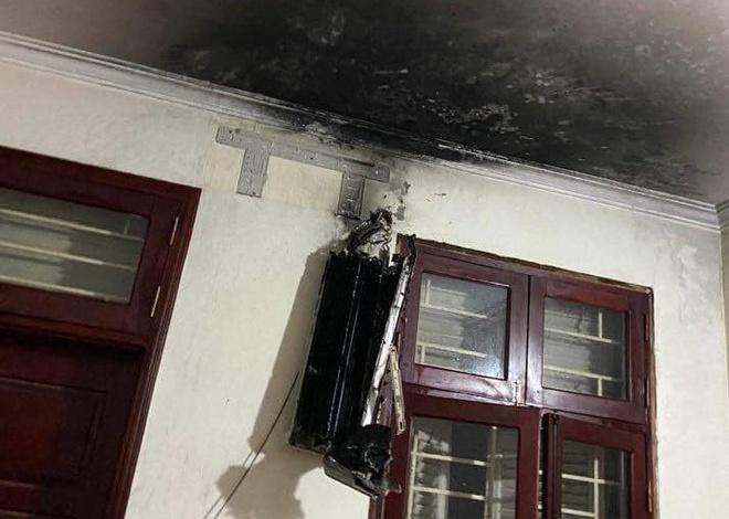 Giữa đêm, điều hòa trong phòng bốc cháy ngùn ngụt ở Hà Nội-2