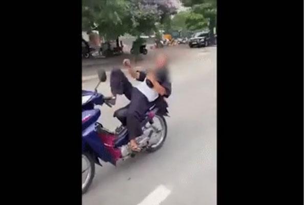 Người đàn ông trung tuổi buông 2 tay, nằm ra yên theo phong cách trẻ trâu bị xử phạt 8,25 triệu đồng-1