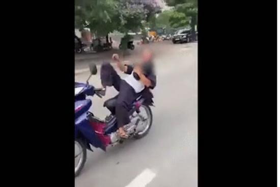 Người đàn ông trung tuổi buông 2 tay, nằm ra yên theo phong cách 'trẻ trâu' bị xử phạt 8,25 triệu đồng