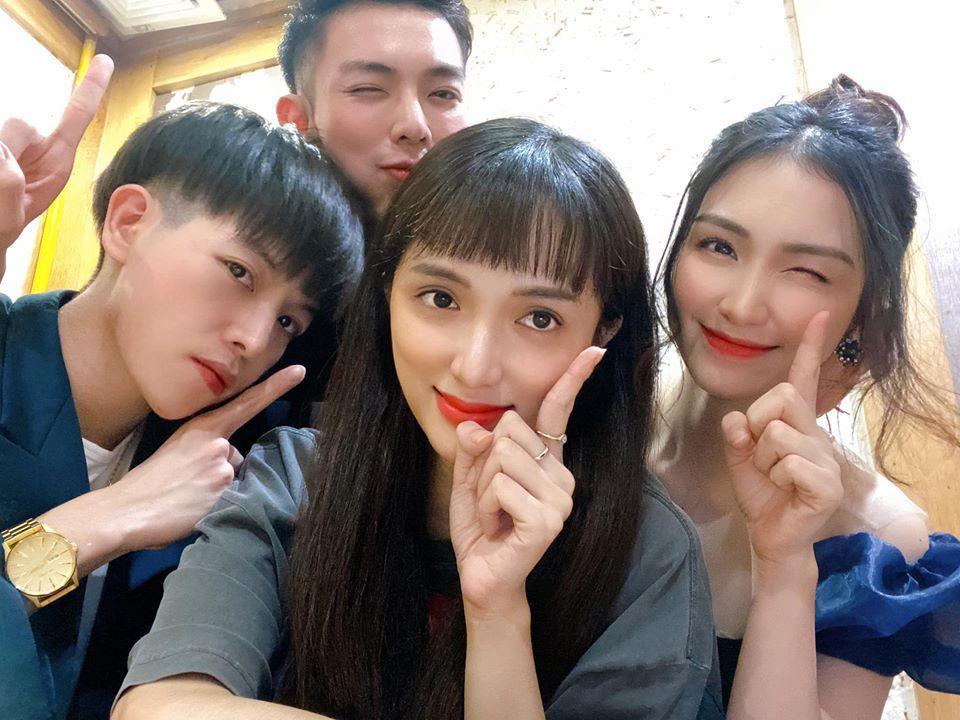 Trung thành tóc bổ luống sang chảnh bấy lâu, Hương Giang bất ngờ hack tuổi với mái ngố-1