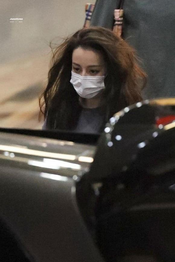 Khác hẳn hình ảnh diện váy cưới nữ thần, Địch Lệ Nhiệt Ba đầu bù tóc rối lộ thần sắc mệt mỏi ở sân bay-1