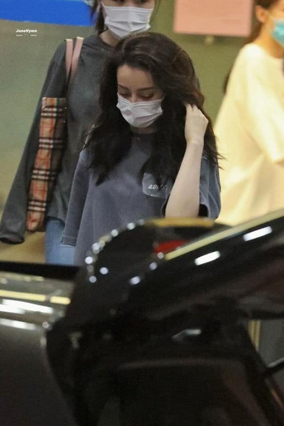 Khác hẳn hình ảnh diện váy cưới nữ thần, Địch Lệ Nhiệt Ba đầu bù tóc rối lộ thần sắc mệt mỏi ở sân bay-2