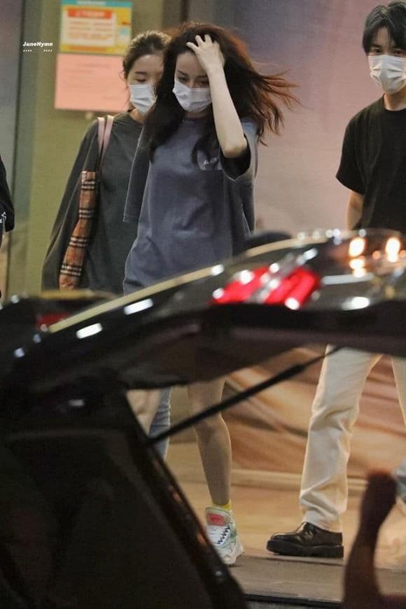 Khác hẳn hình ảnh diện váy cưới nữ thần, Địch Lệ Nhiệt Ba đầu bù tóc rối lộ thần sắc mệt mỏi ở sân bay-4