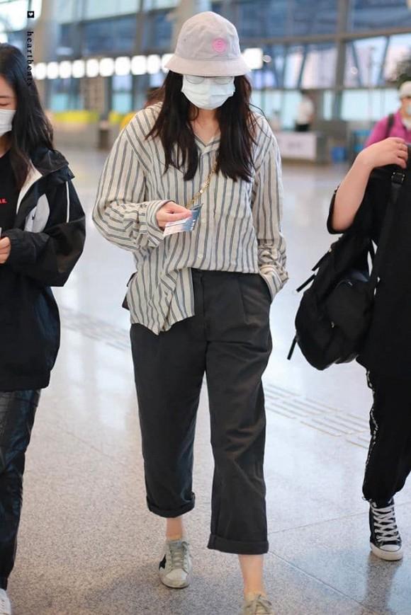 Khác hẳn hình ảnh diện váy cưới nữ thần, Địch Lệ Nhiệt Ba đầu bù tóc rối lộ thần sắc mệt mỏi ở sân bay-5