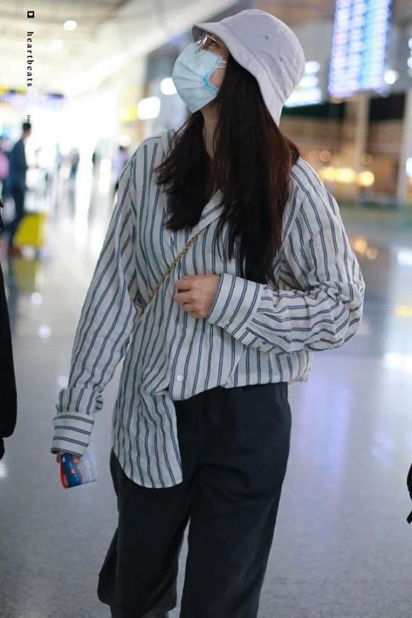 Khác hẳn hình ảnh diện váy cưới nữ thần, Địch Lệ Nhiệt Ba đầu bù tóc rối lộ thần sắc mệt mỏi ở sân bay-6