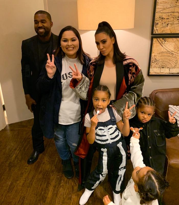 Mặc váy bó tưởng gợi cảm, ai dè Kim Kardashian bị so sánh với chai nước rửa tay-7