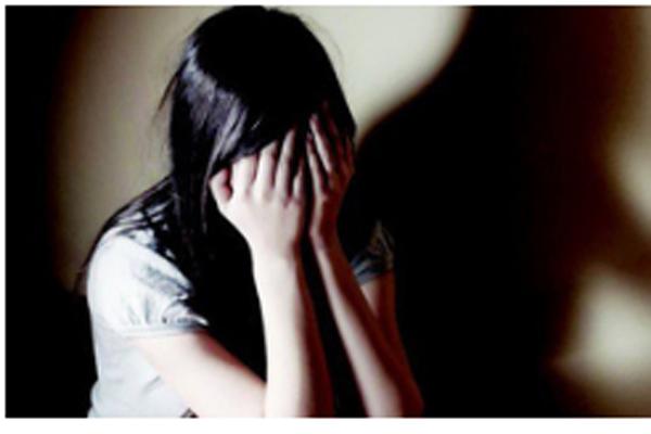 Bỏ chạy sau khi sàm sỡ bé gái trong nhà vệ sinh, gã yêu râu xanh bị bắt khi quay lại lấy dép-2