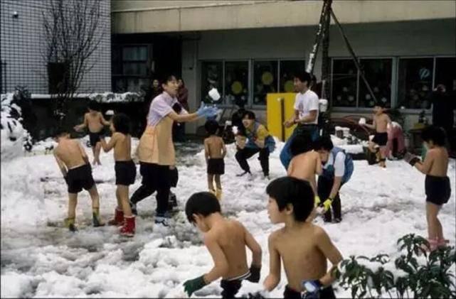 Ngôi trường bắt học sinh cởi trần đi học suốt 40 năm qua, cư dân mạng tranh cãi gay gắt-3