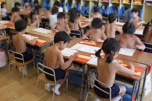 Thanh niên hú hồn chạm mặt chú sư tử lon ton dạo chơi trên vỉa hè, toan bỏ chạy nhưng nó lại vẫy đuôi làm quen thân thiện-7