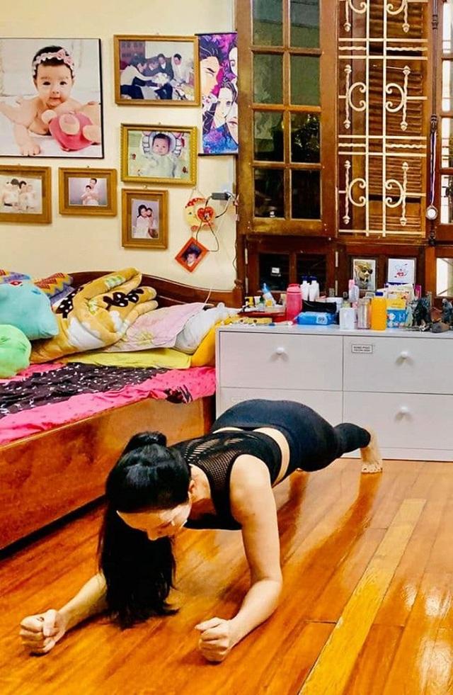 Thúy Hằng khoe dáng trên biển, tiết lộ 5 năm qua không dám diện bikini-4