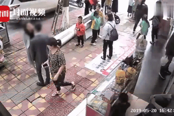 Không đáp ứng nhu cầu bạn gái, chàng trai bị tát liên tiếp 52 cái trên phố-1