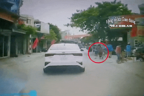 Rùng mình trước clip bé trai bị ô tô cán qua khi đột ngột lao ra đường lúc đang đi bộ cùng bà và mẹ,-1