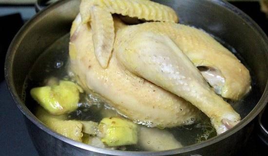 Thêm nắm lá này vào nước sôi để làm gà, đảm bảo sạch cả lông măng, mùi tanh cũng mất-2