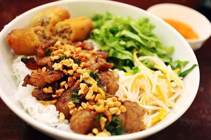 8 món ăn đường phố Sài Gòn khiến khách Tây mê mệt: Danh sách do blogger Úc bình chọn-1