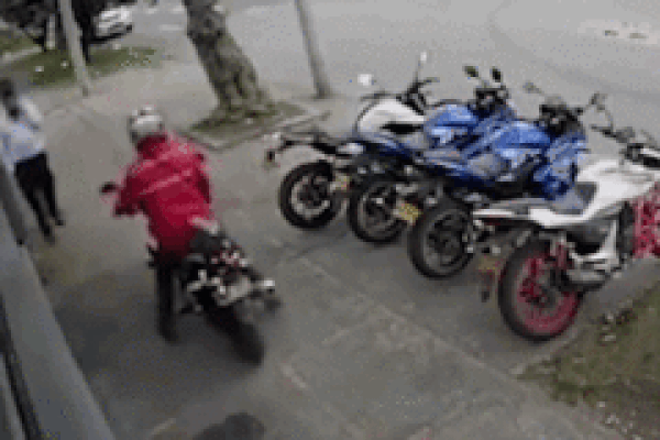 Clip: Màn cướp giật như phim hành động của thanh niên chạy xe phân khối lớn