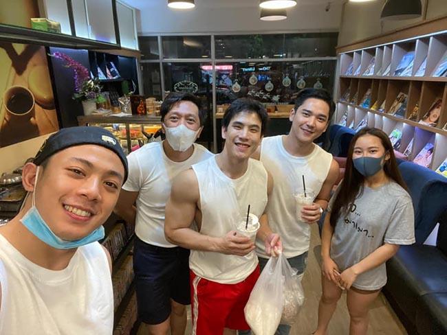 Choáng với dàn nam thần 6 múi làm shipper trong mùa dịch-8