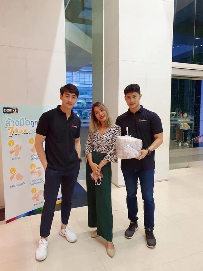 Choáng với dàn nam thần 6 múi làm shipper trong mùa dịch-9