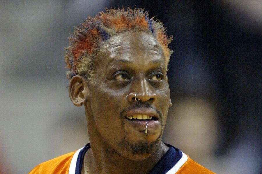 Dennis Rodman: Sẽ thật thiếu xót khi không nhắc đến Dennis Rodman trong danh sách này. Ông là cầu thủ cá tính nhất trong lịch sử NBA khi sẵn sàng làm mọi thứ vượt xa những chuẩn mực. Rodman rất thích thay đổi màu sắc của mái tóc. Ông gần như sử dụng toàn bộ các màu sắc để nhuộm mái tóc của mình.