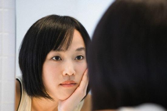 Vừa nhìn thấy mặt em rể, chồng tôi đã thốt ra một câu tưởng hờ hững mà khiến cả nhà hốt hoảng