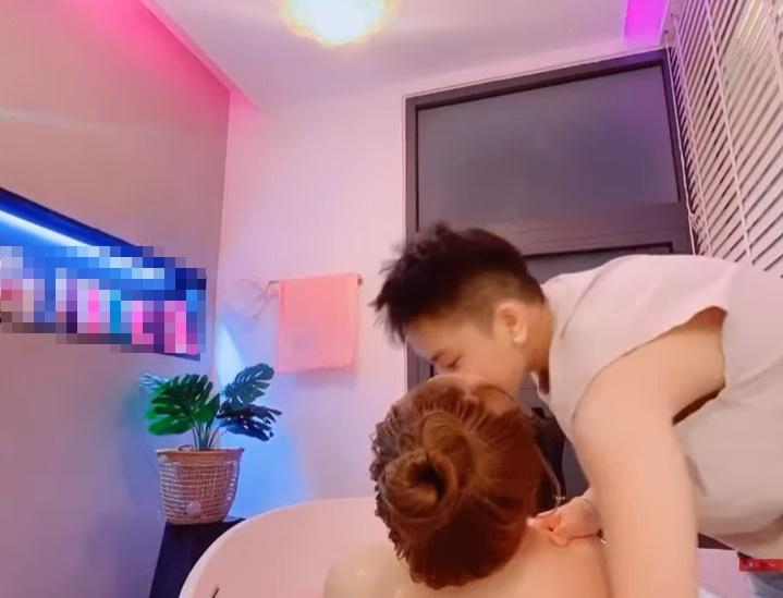 Tomboy đình đám LGBT tung full clip tắm cho bạn đời đồng giới khiến dân tình nóng mắt-3