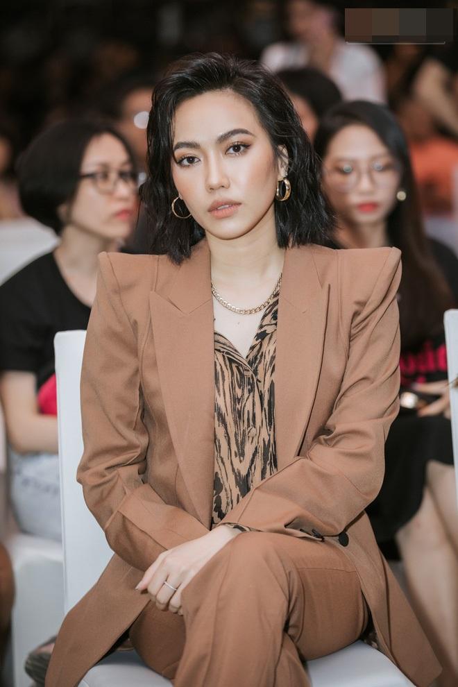 SAO MẶC ĐẸP: Bà bầu Đông Nhi khoe eo nhỏ xíu - Hương Giang tỏa sáng sau khi tăng cân-2