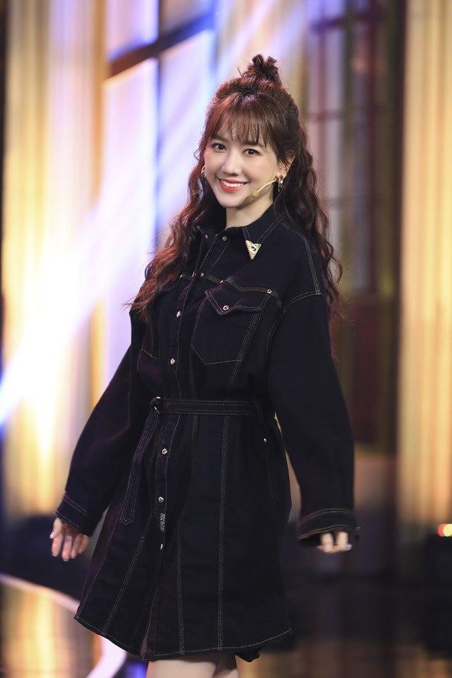 SAO MẶC ĐẸP: Bà bầu Đông Nhi khoe eo nhỏ xíu - Hương Giang tỏa sáng sau khi tăng cân-4