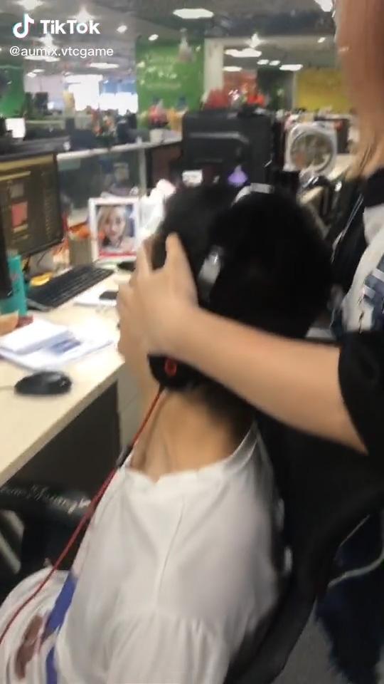 Tra tấn kiểu mới của dân công sở: Chậm deadline, mời em ngồi yên một chỗ xem cùng lúc 3-4 video của Trần Đức Bo-2