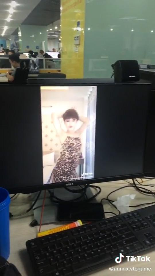 Tra tấn kiểu mới của dân công sở: Chậm deadline, mời em ngồi yên một chỗ xem cùng lúc 3-4 video của Trần Đức Bo-4