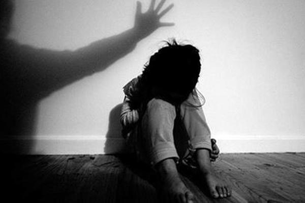 Bỏ chạy sau khi sàm sỡ bé gái trong nhà vệ sinh, gã yêu râu xanh bị bắt khi quay lại lấy dép-1