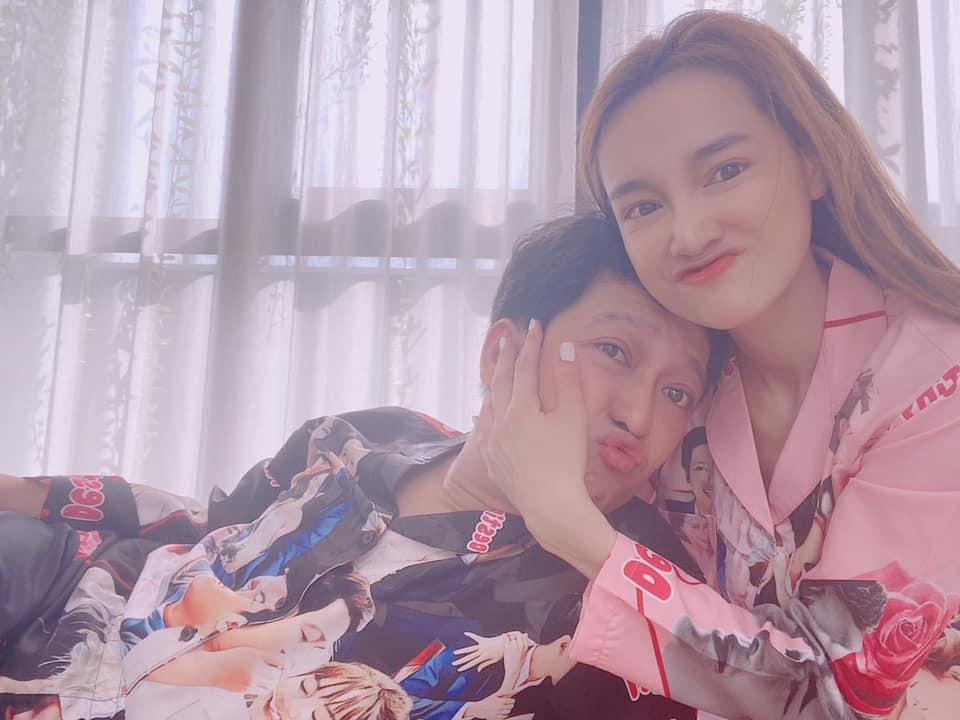 Không hàng hiệu tiền tỷ, Nhã Phương diện đồ ngủ đôi khẳng định chủ quyền trong sinh nhật tuổi 30-4