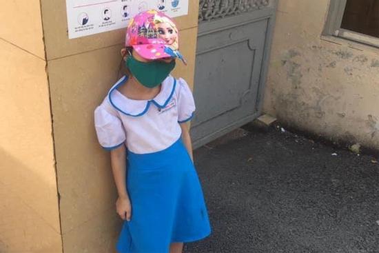 HS lớp 1 bị đưa ra cổng trường giữa trưa nắng vì đến sớm