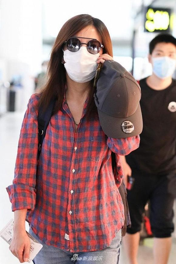 Én nhỏ Triệu Vy mặc áo nhàu, dùng lại đôi giày cọc cạch khi xuất hiện ở sân bay-2