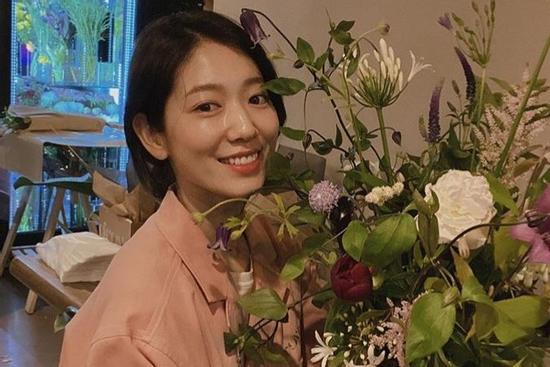 Cắm hoa mừng sinh nhật mẹ, Park Shin Hye được khen 'đã xinh đẹp lại còn khéo tay'