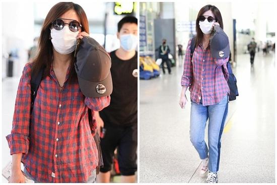 'Én nhỏ' Triệu Vy mặc áo nhàu, dùng lại đôi giày cọc cạch khi xuất hiện ở sân bay