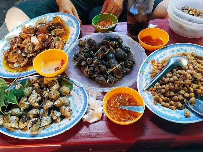 Cô gái đăng ảnh một bàn ốc ở hồ Tây cho chị em đoán giá, không ngờ ai cũng đoán lệch, hóa đơn thật khiến mọi người câm nín-1