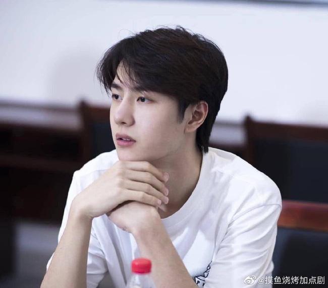 Vừa hết Hữu Phỉ, Vương Nhất Bác đã đóng phim với chồng Trần Nghiên Hy, đẹp trai cực phẩm khi đọc kịch bản-1