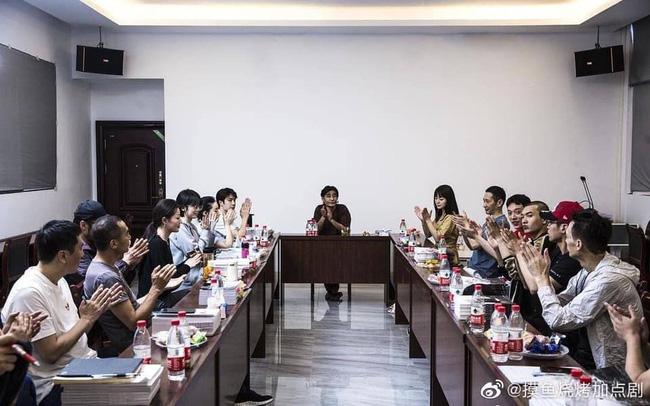 Vừa hết Hữu Phỉ, Vương Nhất Bác đã đóng phim với chồng Trần Nghiên Hy, đẹp trai cực phẩm khi đọc kịch bản-2