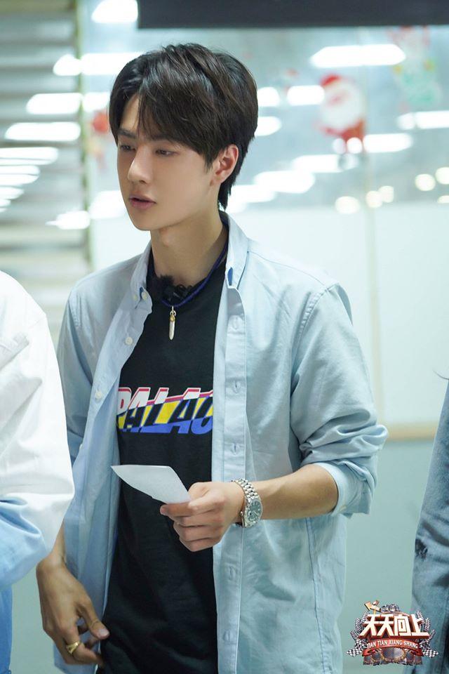 Vừa hết Hữu Phỉ, Vương Nhất Bác đã đóng phim với chồng Trần Nghiên Hy, đẹp trai cực phẩm khi đọc kịch bản-6