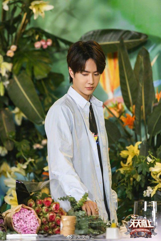 Vừa hết Hữu Phỉ, Vương Nhất Bác đã đóng phim với chồng Trần Nghiên Hy, đẹp trai cực phẩm khi đọc kịch bản-7