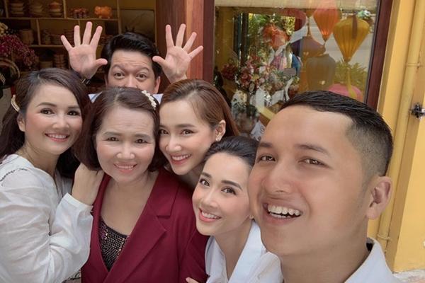 Trường Giang - Nhã Phương zẩy đầm cực sung, phong cách ăn mặc đối lập gây chú ý-9