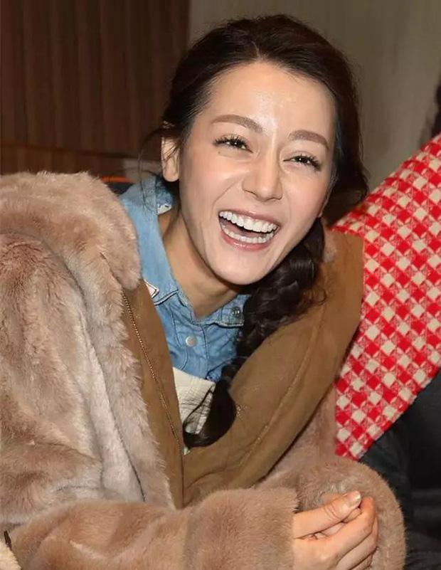 Sốc với ảnh mặt bóng dầu, đường nét méo mó gây thất vọng của Địch Lệ Nhiệt Ba, càng choáng hơn vì sự thật đằng sau-5