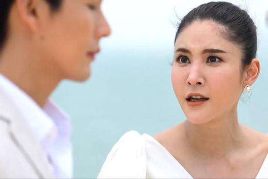 Lặn lội 200km thăm chồng lại chứng kiến anh trong vòng tay kẻ khác, nhưng khi cô ta ngẩng mặt lên cũng là lúc tôi bật khóc