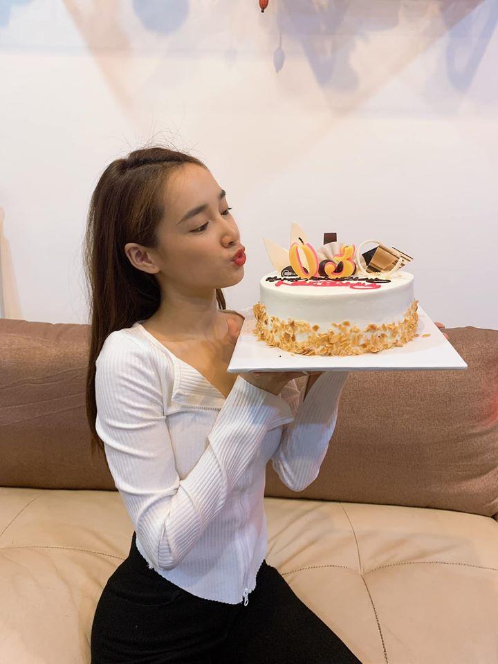 Trường Giang - Nhã Phương zẩy đầm cực sung, phong cách ăn mặc đối lập gây chú ý-1