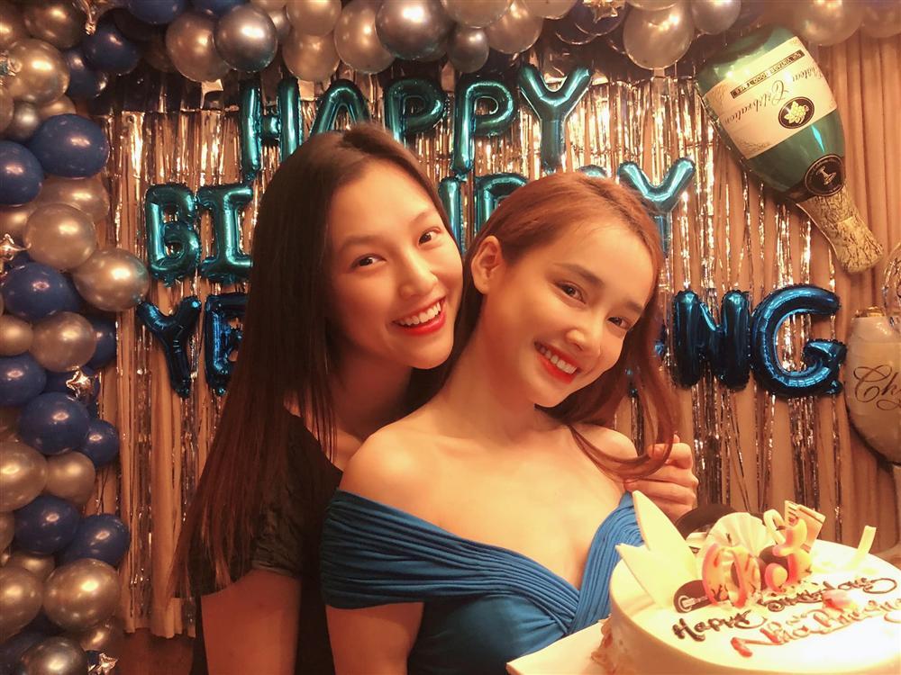 Trường Giang - Nhã Phương zẩy đầm cực sung, phong cách ăn mặc đối lập gây chú ý-2